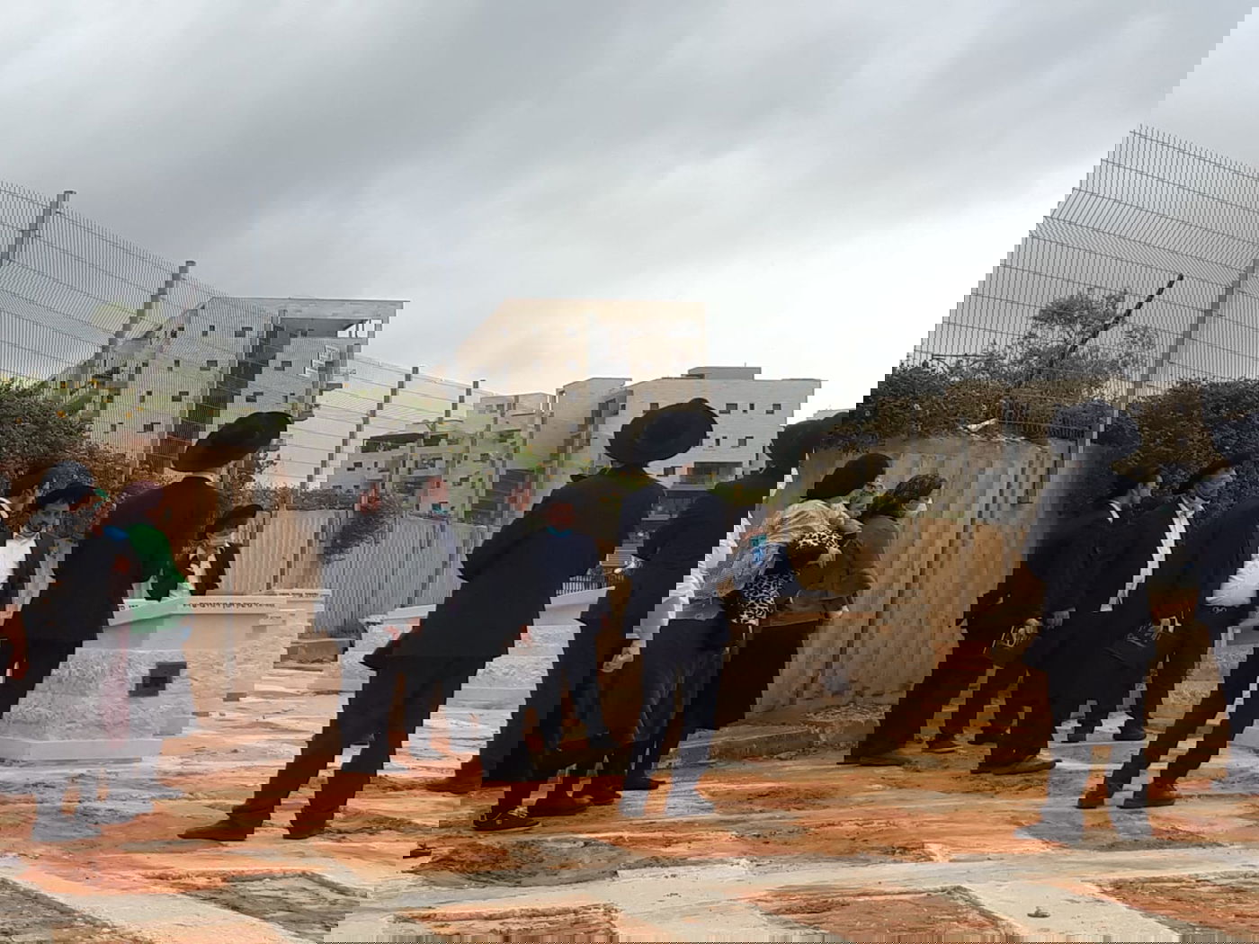 כואב: הילדים השתטחו על קבר אביהם שנפטר מקורונה