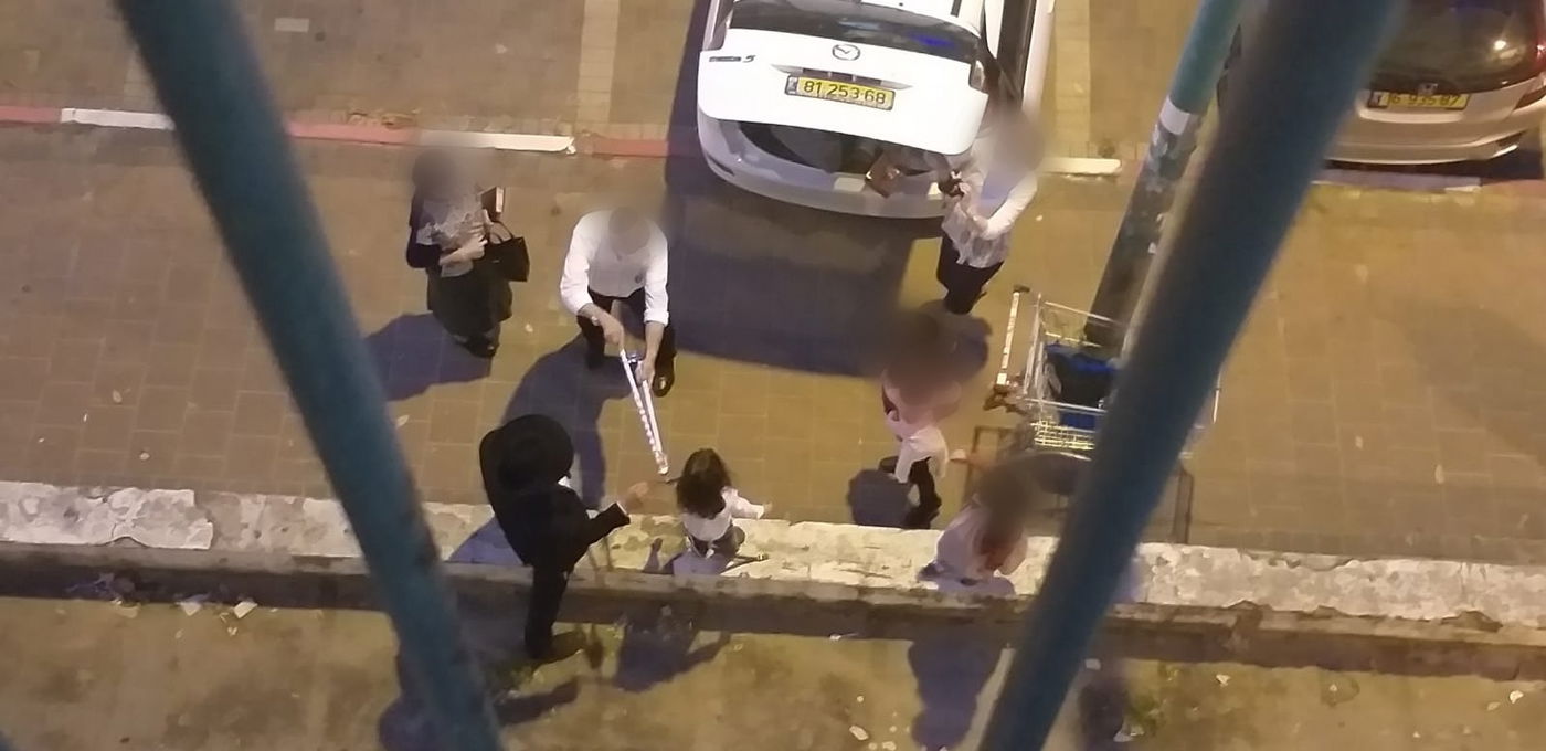 'חלאקה' שכזו: הסב גזז שערות נכדו עם... "מזמרה"