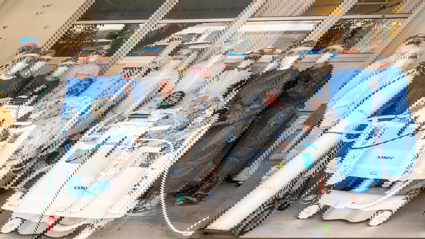 אפיק ושמעון, שני החולים, בחצר בית החולים