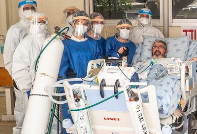 היציאה הראשונה לחצר. האישה והבנות - בכחול