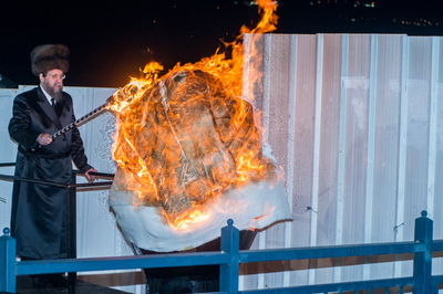 האדמו"ר בהדלקה המסורתית בשנים קודמות