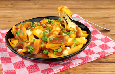 לא מה שחשבתם: מתכון לפוטין - צ'יפס קנדי עם רוטב גבינה מושחת