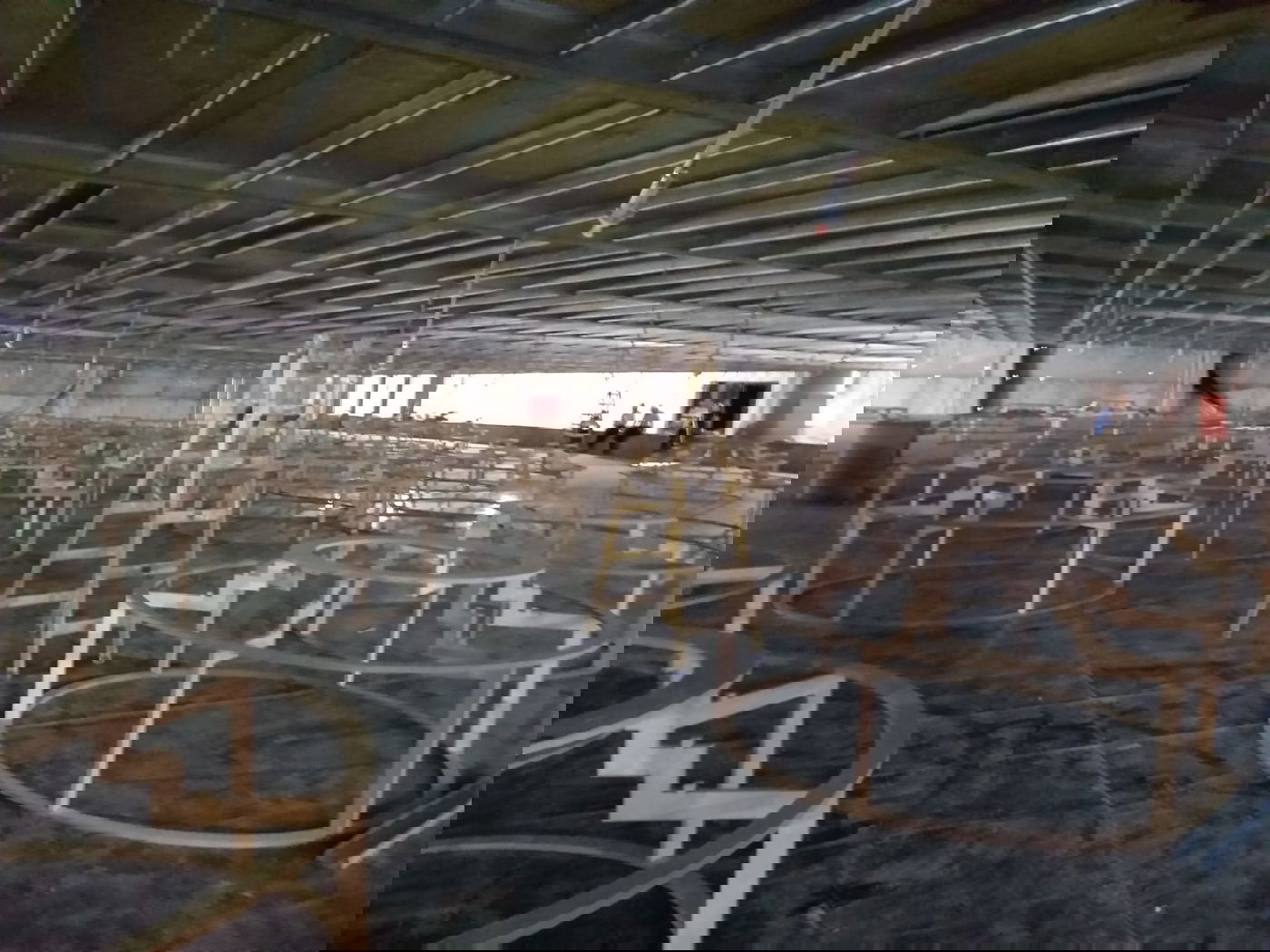 תקרת גבס ומסגרות עץ חדשות בבית המדרש בבני ברק