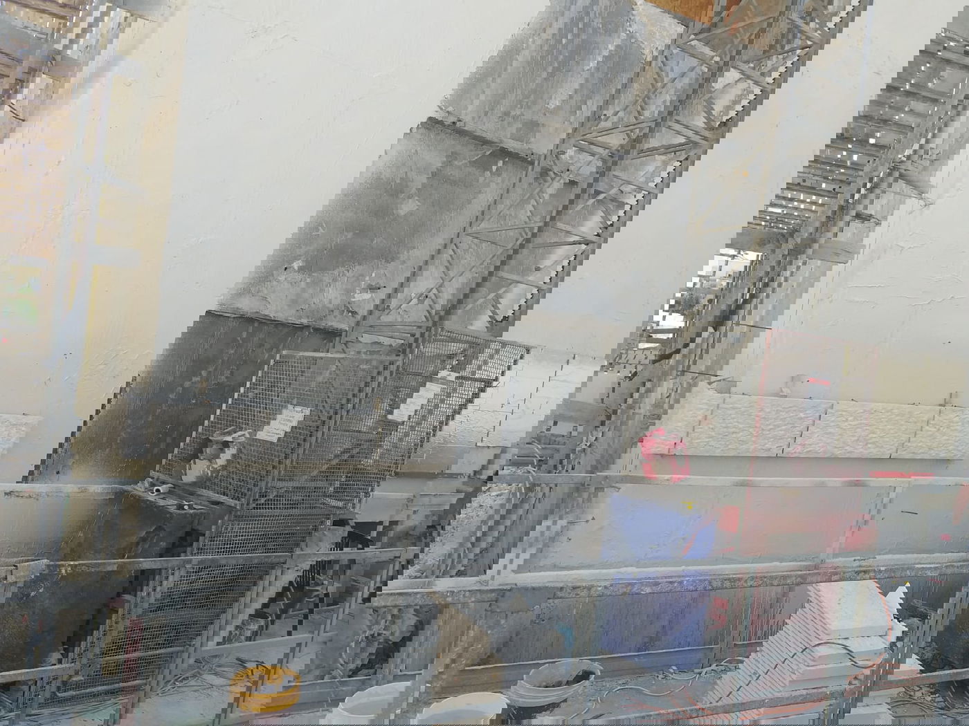 תקרת גבס ומסגרות עץ חדשות בבית המדרש בבני ברק