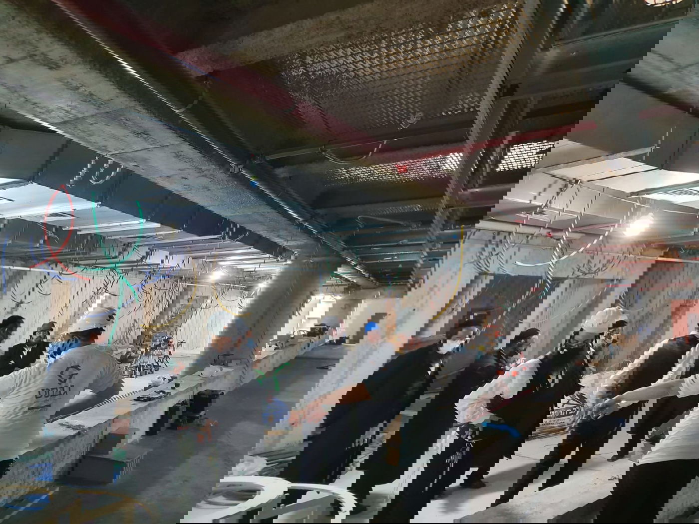 תקרת גבס ומסגרות עץ חדשות בבית המדרש בבני ברק