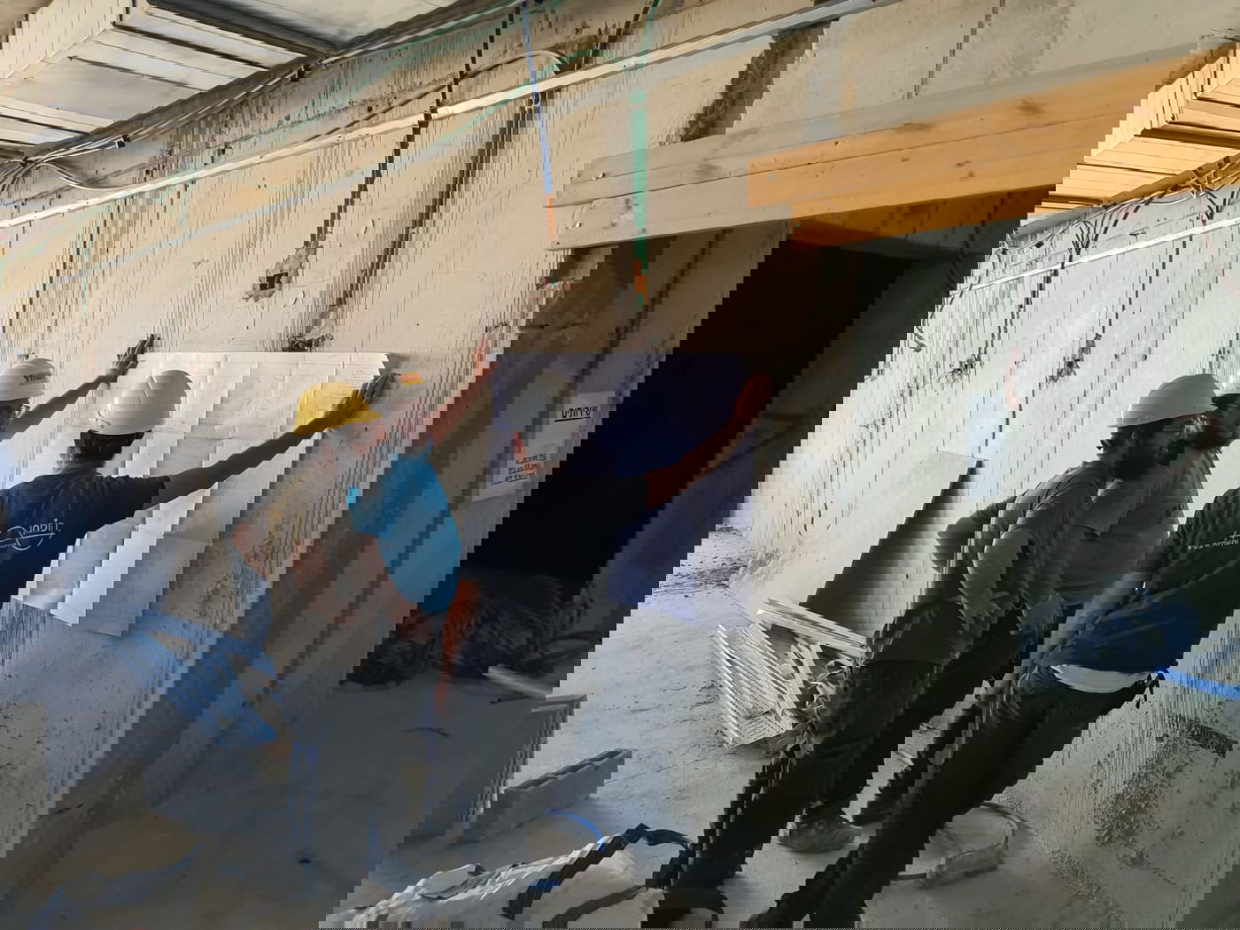 תקרת גבס ומסגרות עץ חדשות בבית המדרש בבני ברק