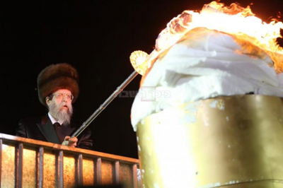 האדמו"ר בהדלקה