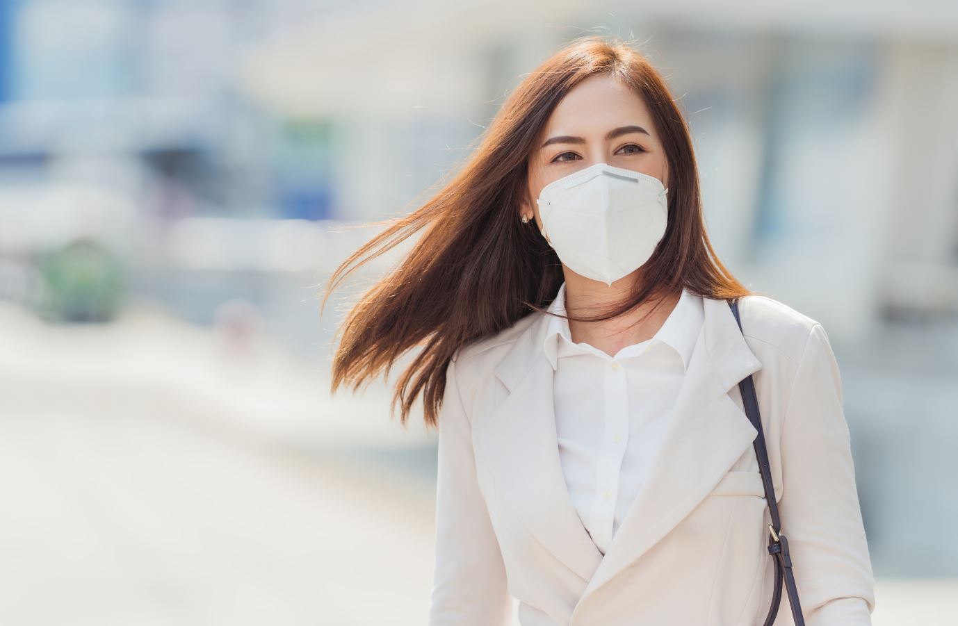 חובשת מסכה? כך תמנעי את הנזקים שהיא גורמת לעור