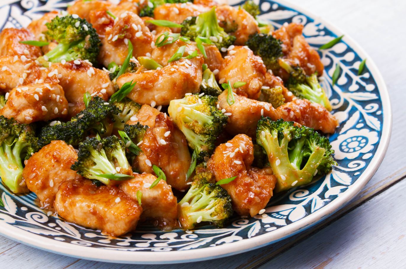 מחבת אחת, 15 דקות: עוף מוקפץ עם ברוקולי