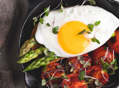 בתבנית אחת: ביצת עין אפויה עם אספרגוס ועגבניות צלויות