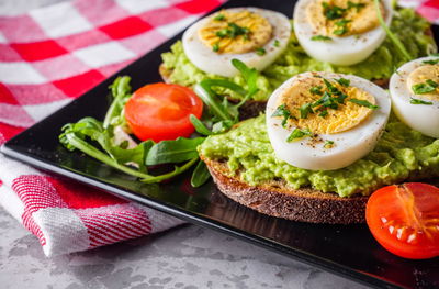 עם או בלי קליפה: השיטה הכי טובה לאחסון ביצים קשות