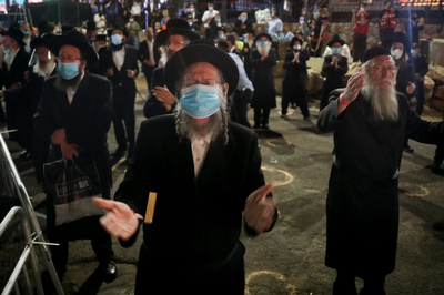 עשרות החוגגים במירון