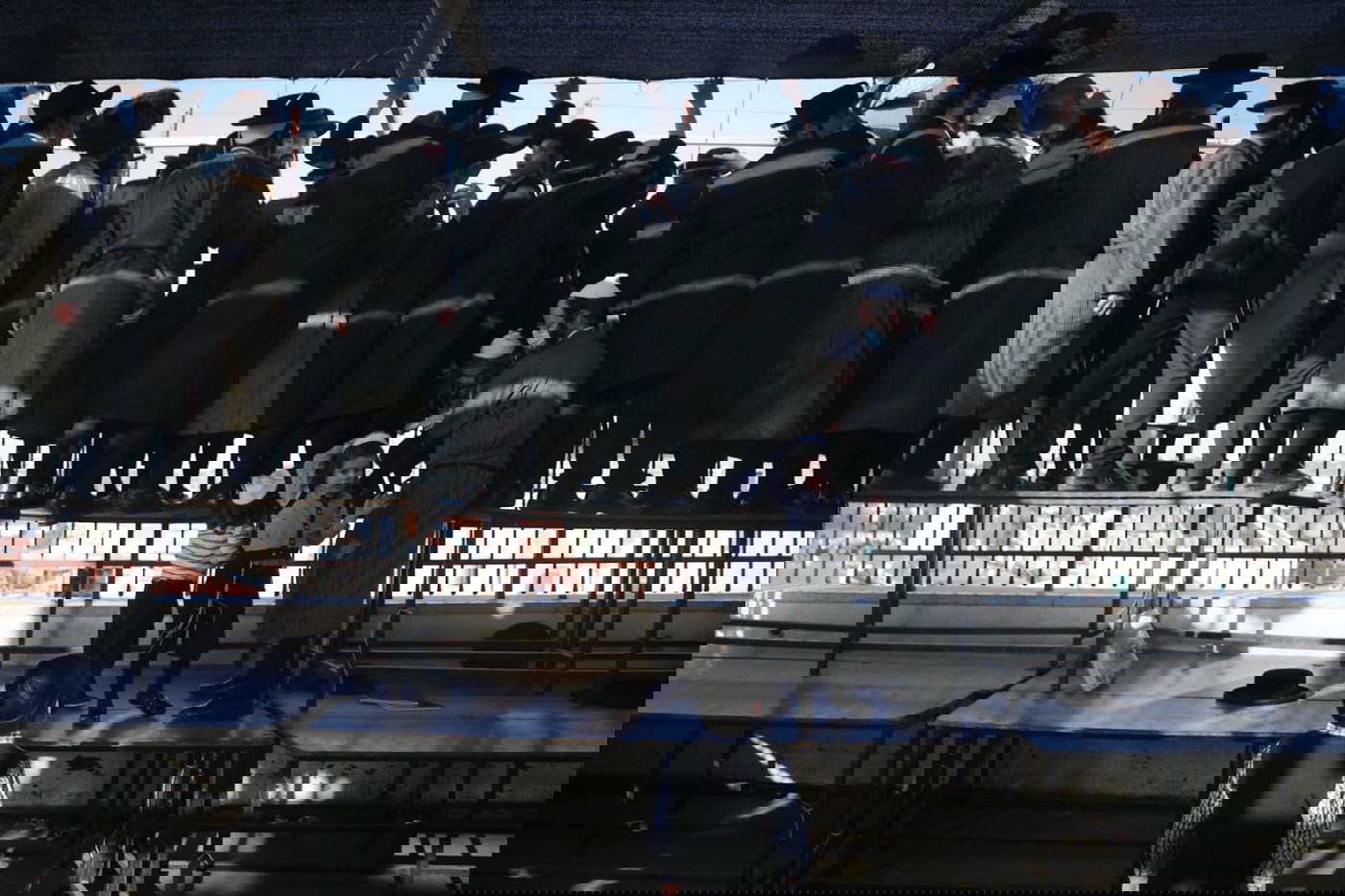 הרבי מתולדות אהרן הדליק על הגג; החסידים שרו מהגגות • צפו