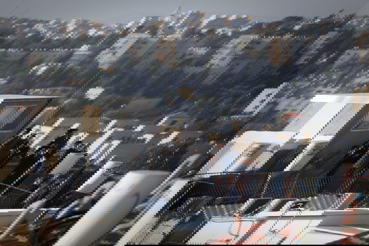 הרבי מתולדות אהרן הדליק על הגג; החסידים שרו מהגגות • צפו