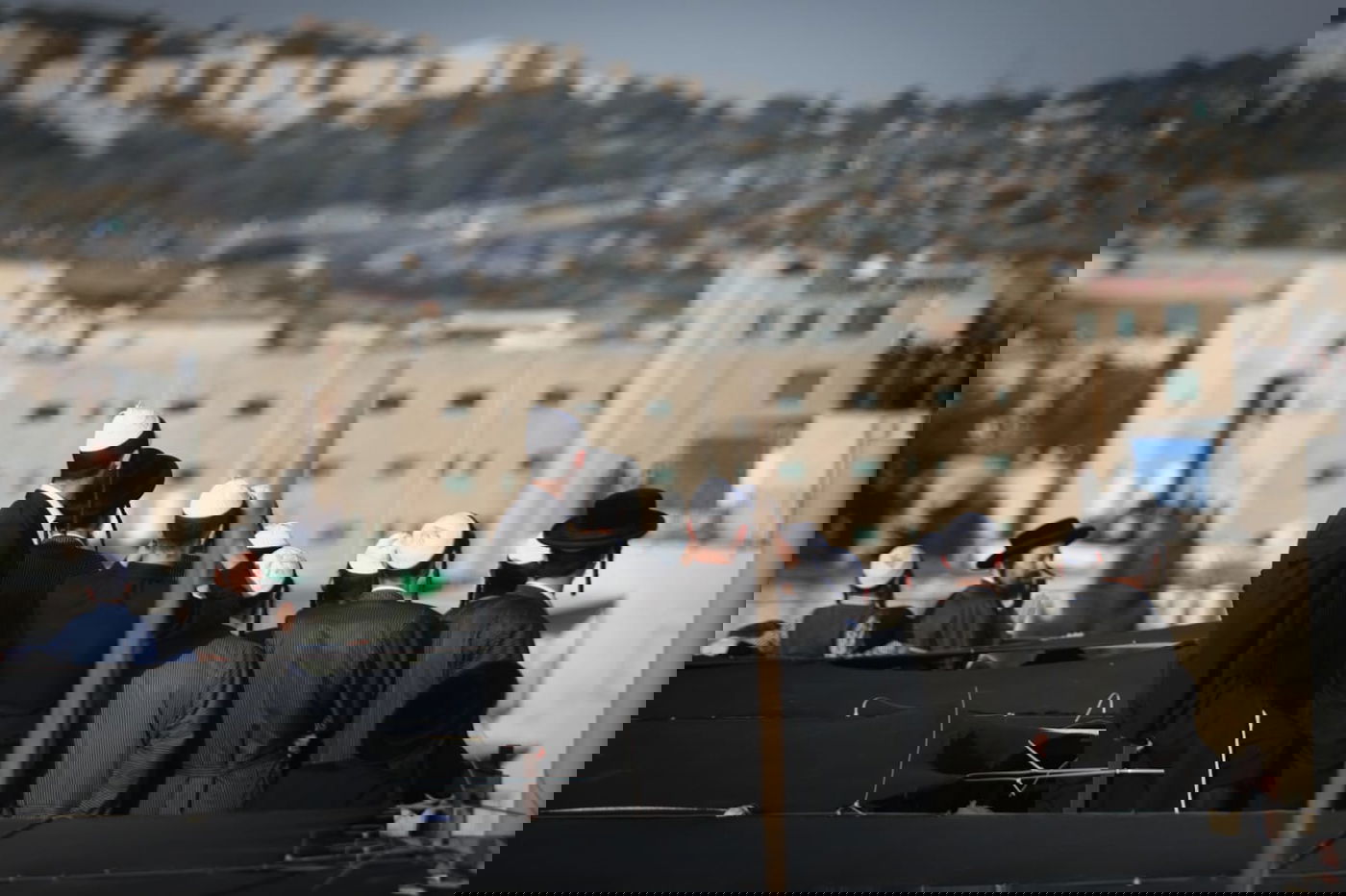 הרבי מתולדות אהרן הדליק על הגג; החסידים שרו מהגגות • צפו