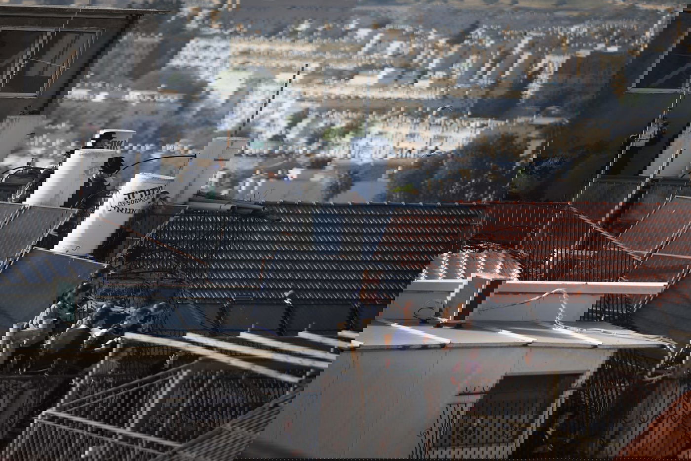 הרבי מתולדות אהרן הדליק על הגג; החסידים שרו מהגגות • צפו