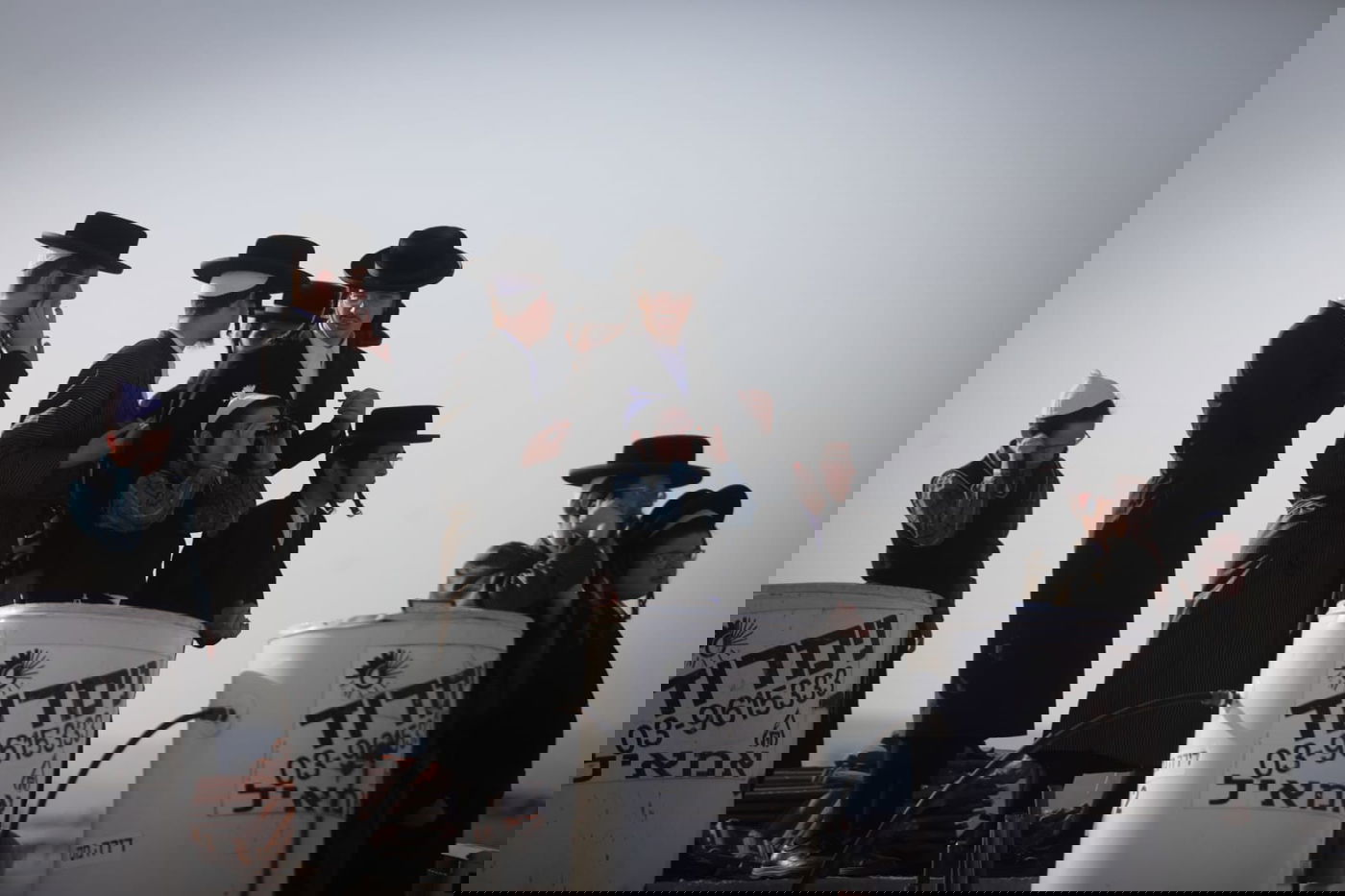 הרבי מתולדות אהרן הדליק על הגג; החסידים שרו מהגגות • צפו