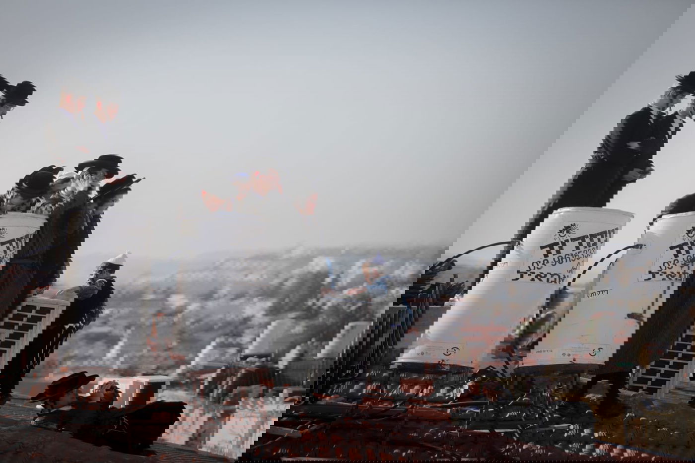 הרבי מתולדות אהרן הדליק על הגג; החסידים שרו מהגגות • צפו