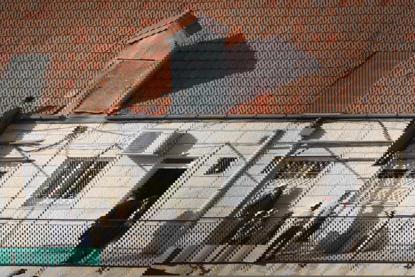 הרבי מתולדות אהרן הדליק על הגג; החסידים שרו מהגגות • צפו