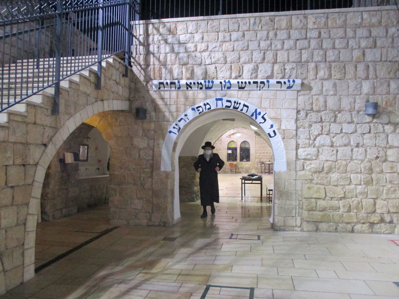 האדמו"ר ממודז'יץ עלה למירון והתפלל בחצר הציון • צפו