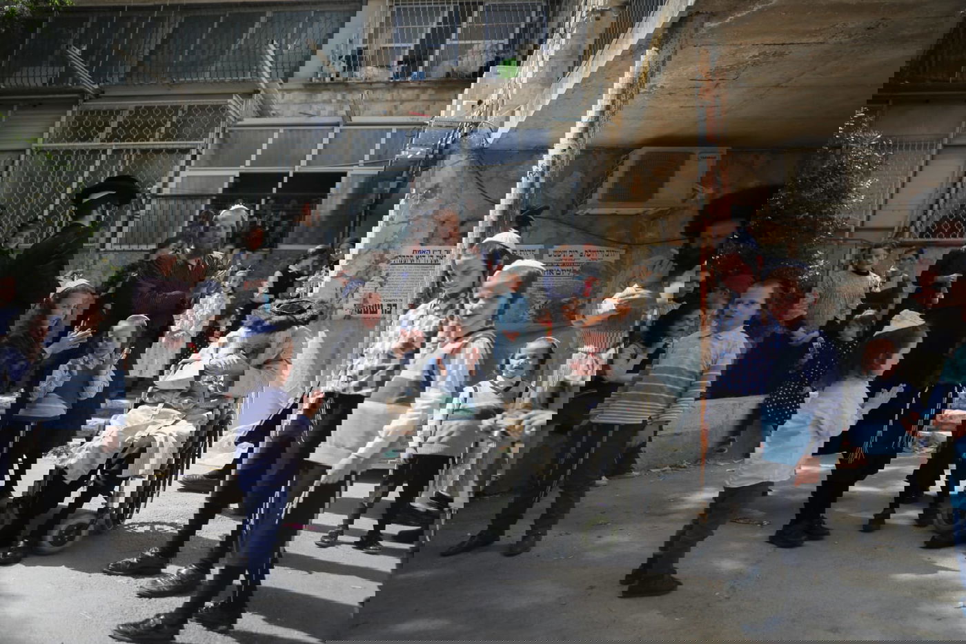 מרגש: החלאקה של הנכדים לניצול השואה