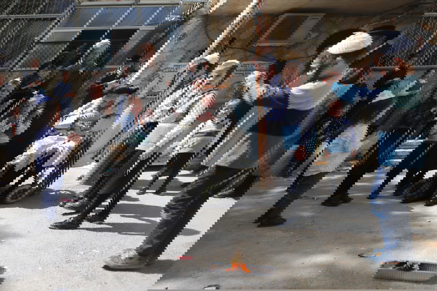 מרגש: החלאקה של הנכדים לניצול השואה