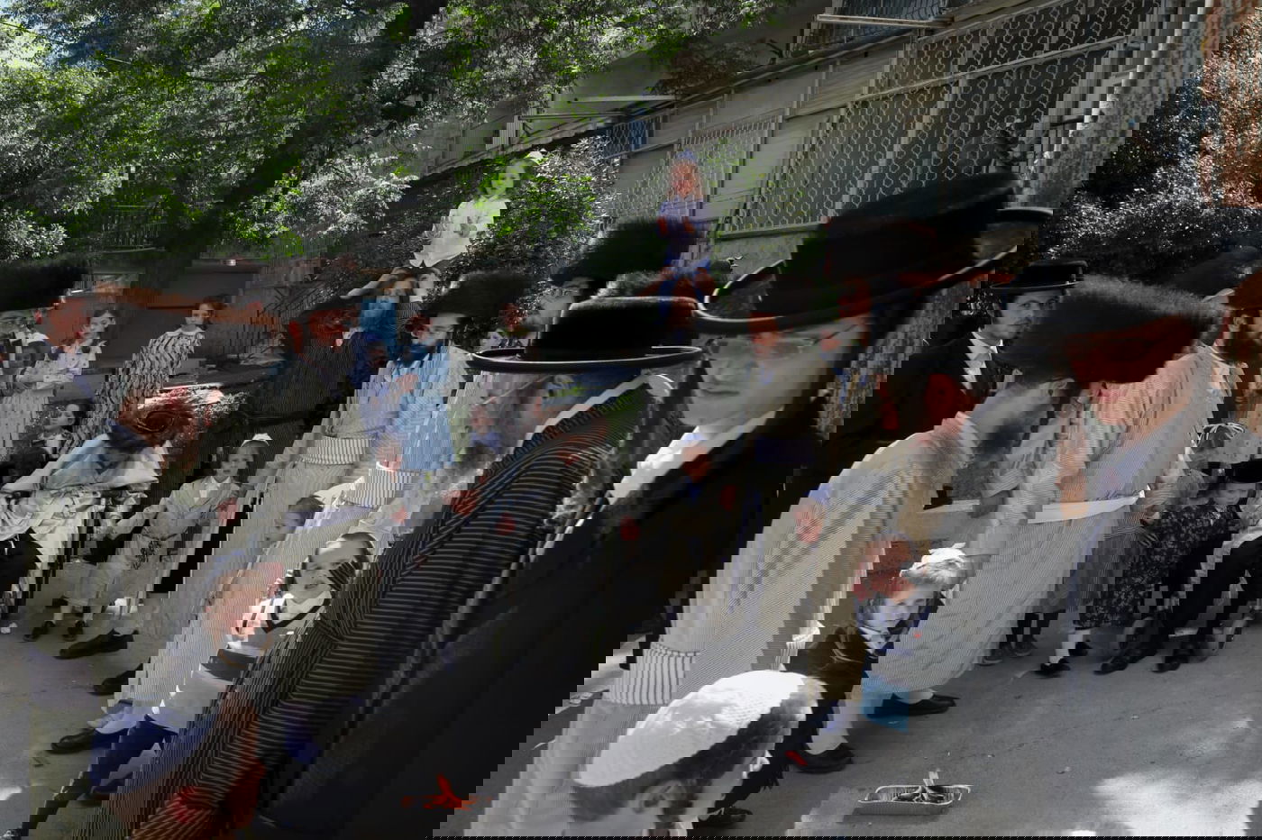 מרגש: החלאקה של הנכדים לניצול השואה