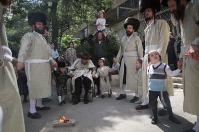 מרגש: החלאקה של הנכדים לניצול השואה