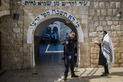 שוטר מסרב כניסה למתפלל. אילוסטרציה