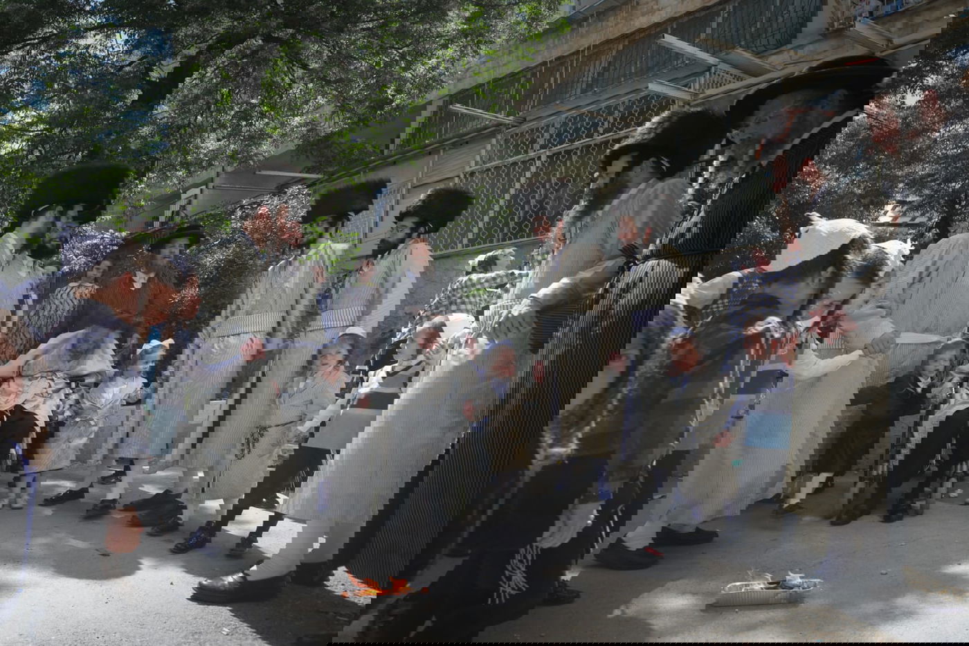 מרגש: החלאקה של הנכדים לניצול השואה