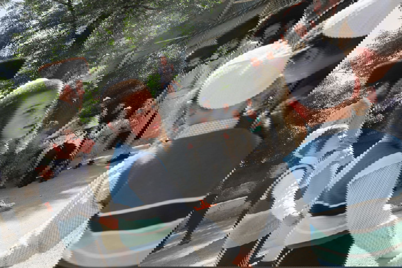 מרגש: החלאקה של הנכדים לניצול השואה