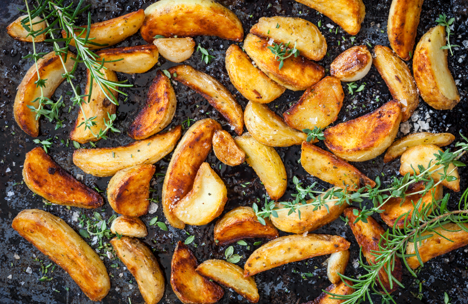 פוטטוס מתובלים וקריספיים עם איולי אבוקדו