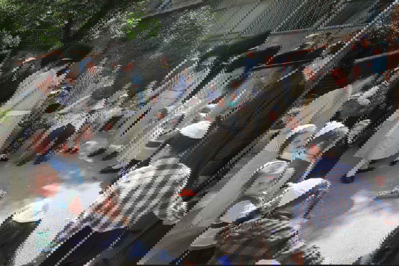 מרגש: החלאקה של הנכדים לניצול השואה