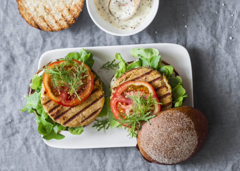 כמו הדבר האמיתי: המבורגרים פרווה עסיסיים מבטטה וכרובית