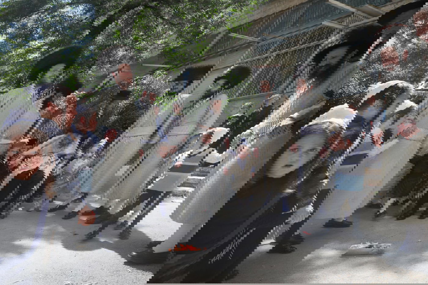 מרגש: החלאקה של הנכדים לניצול השואה