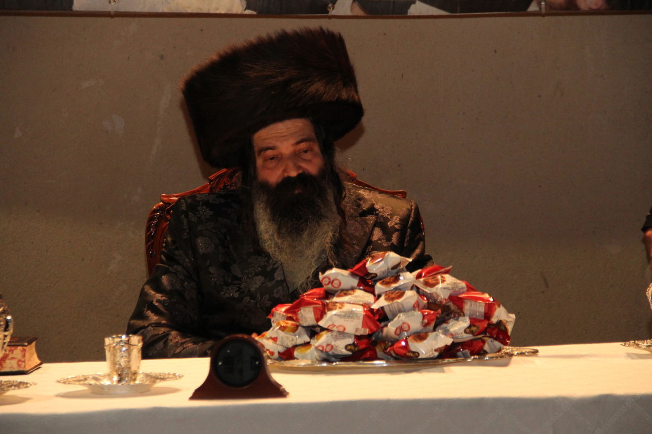 האדמו"ר מזוטשקא ערך הדלקה וחילק מיני מתיקה לילדים