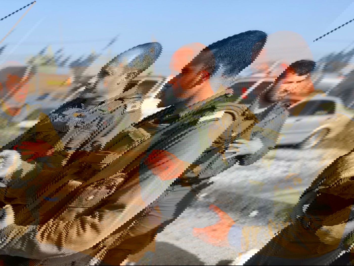 מפקד חטיבת "מנשה", אלוף-משנה יאיר פלאי ומפקד סיירת גולני, סגן-אלוף איוב כיוף בשטח