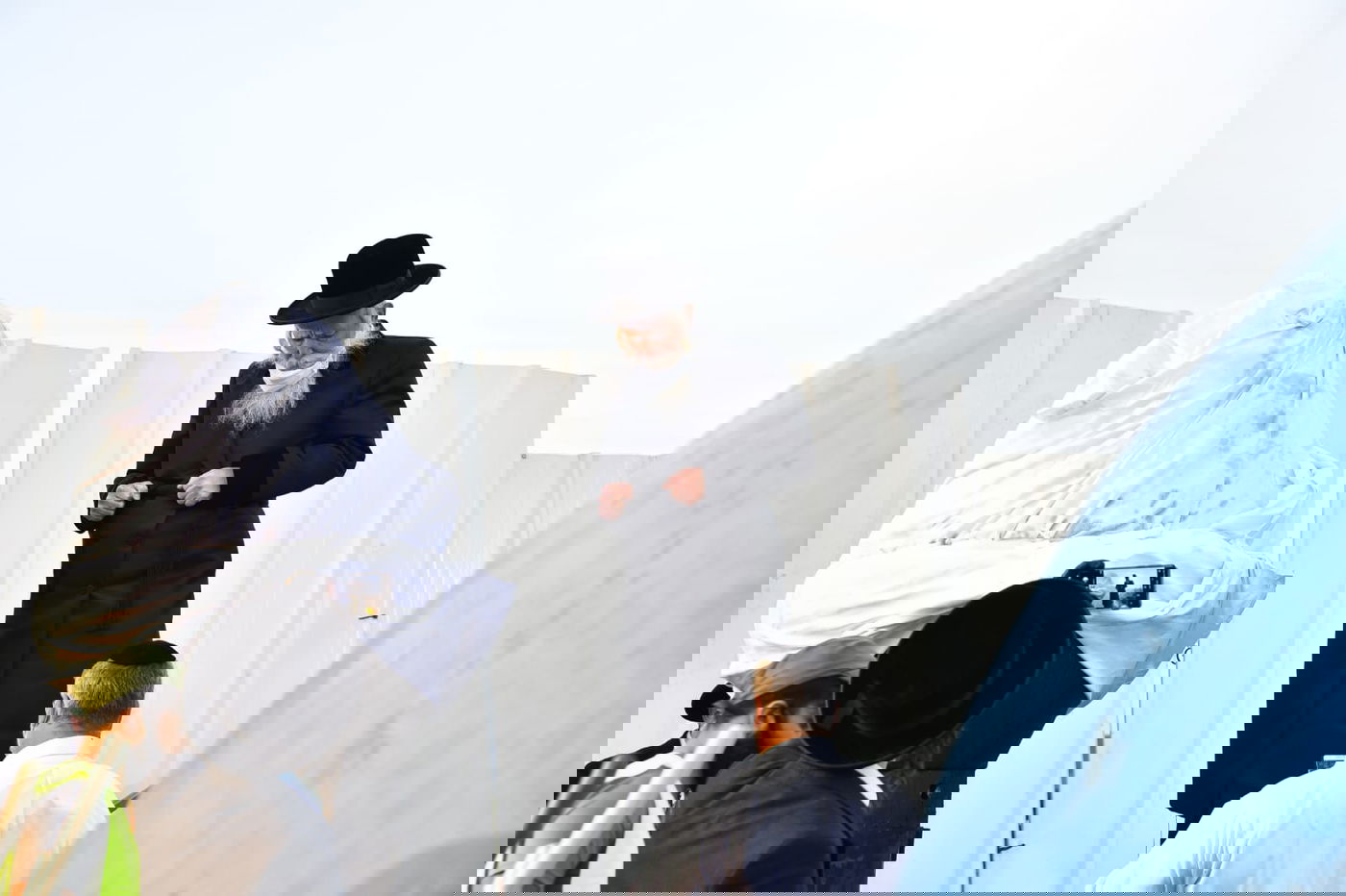 ההדלקה של האדמו"ר מבאיאן במירון • צפו