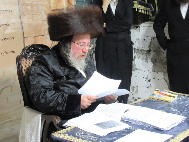 הדלקה ו'חלאקה': ל"ג בעומר בחצר הקודש ביאלה ב"ב