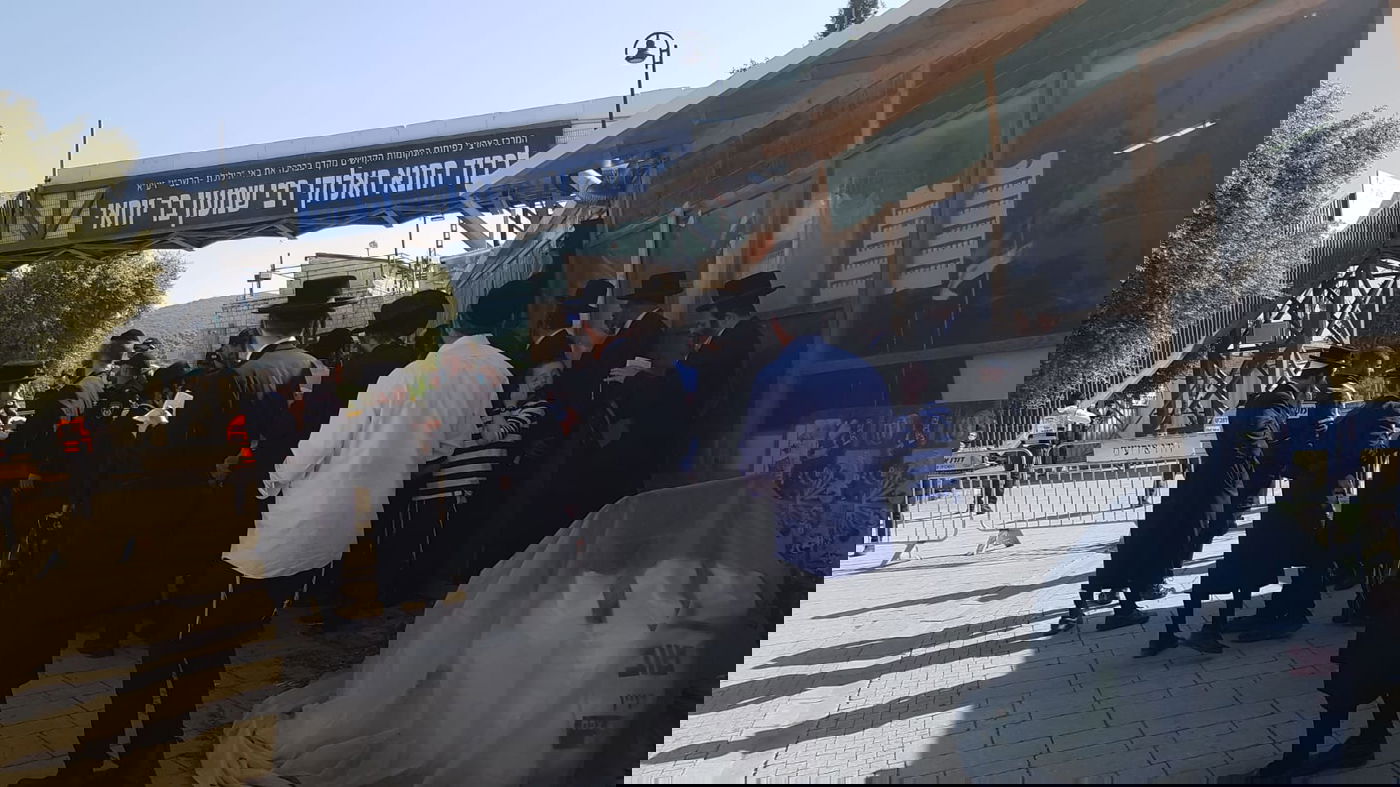 סוער במירון: האדמו"ר מתולדות אברהם יצחק נחסם במעלה ההר