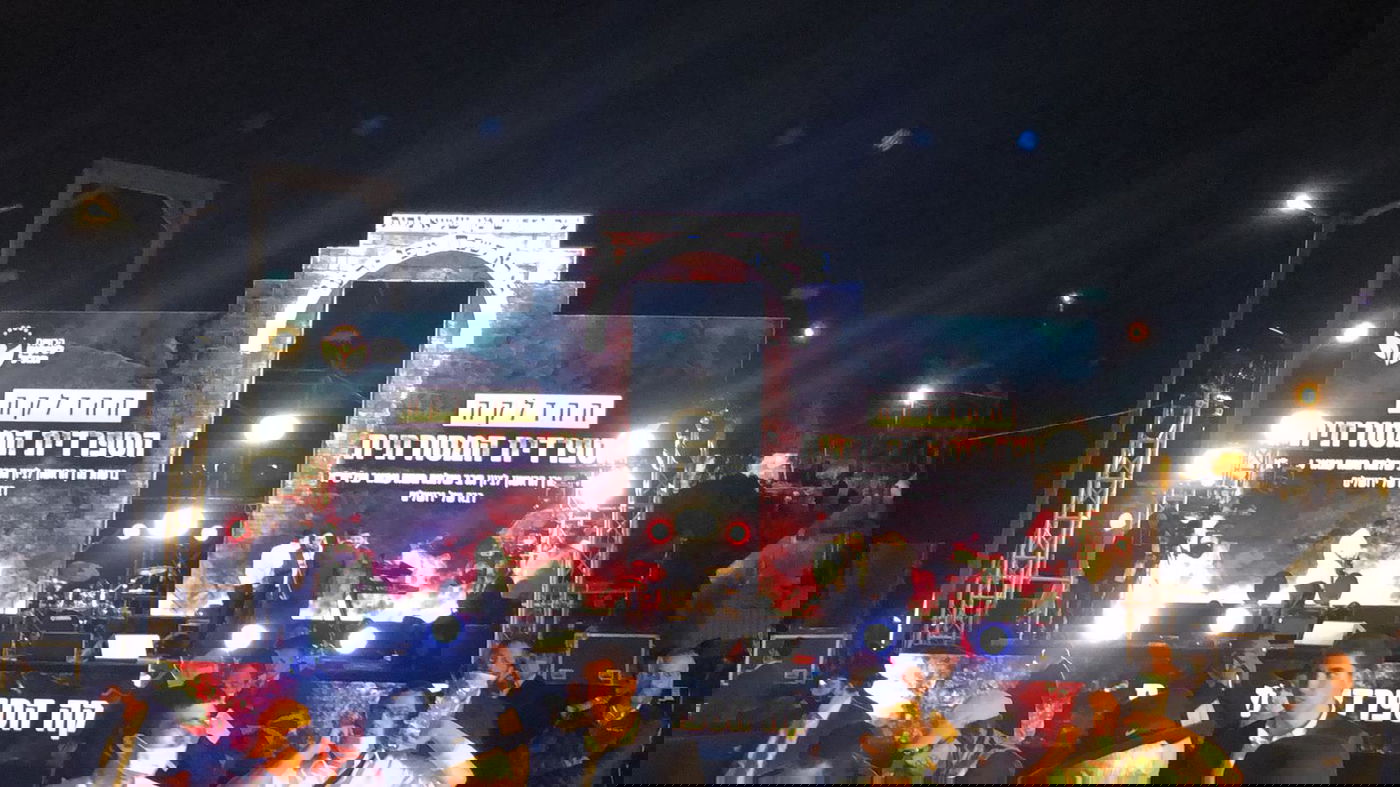 הזמר קובי פרץ עלה למירון להשתתף בהדלקה