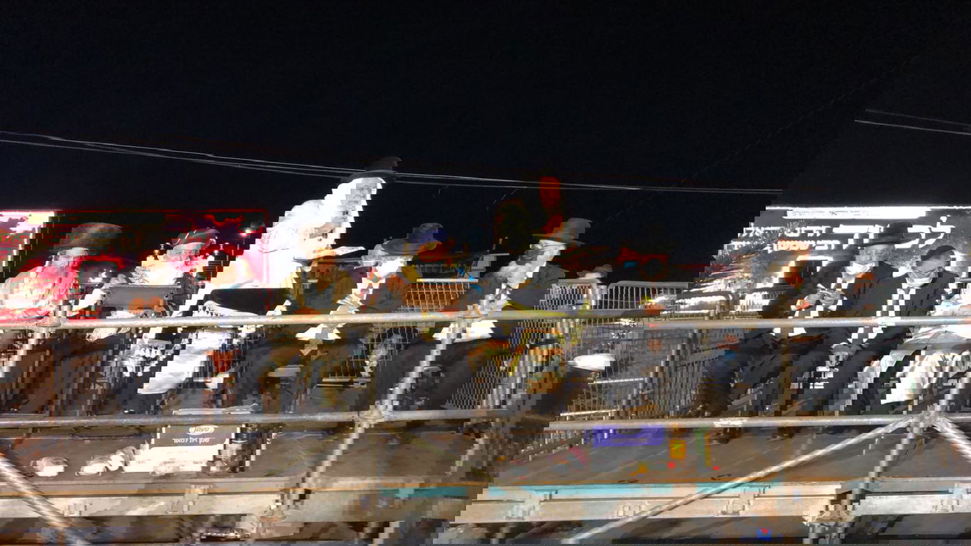 הזמר קובי פרץ עלה למירון להשתתף בהדלקה