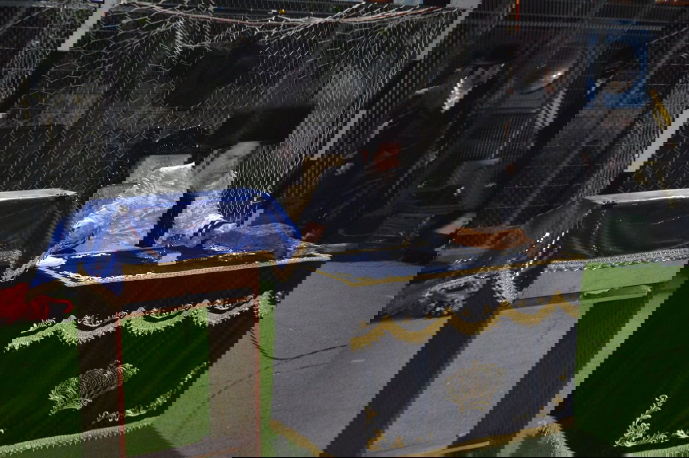 האדמו"ר מנדבורנה - ביתר במעמד ההדלקה וה'חלאקה'. צפו