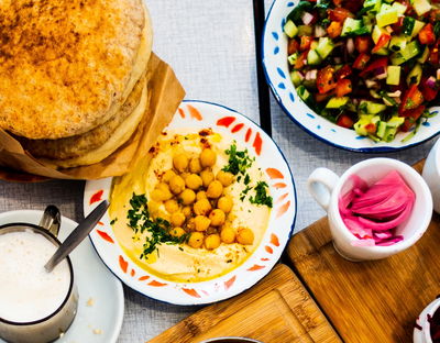 מנגבים את החומוס שלכם ישר או בסיבוב?