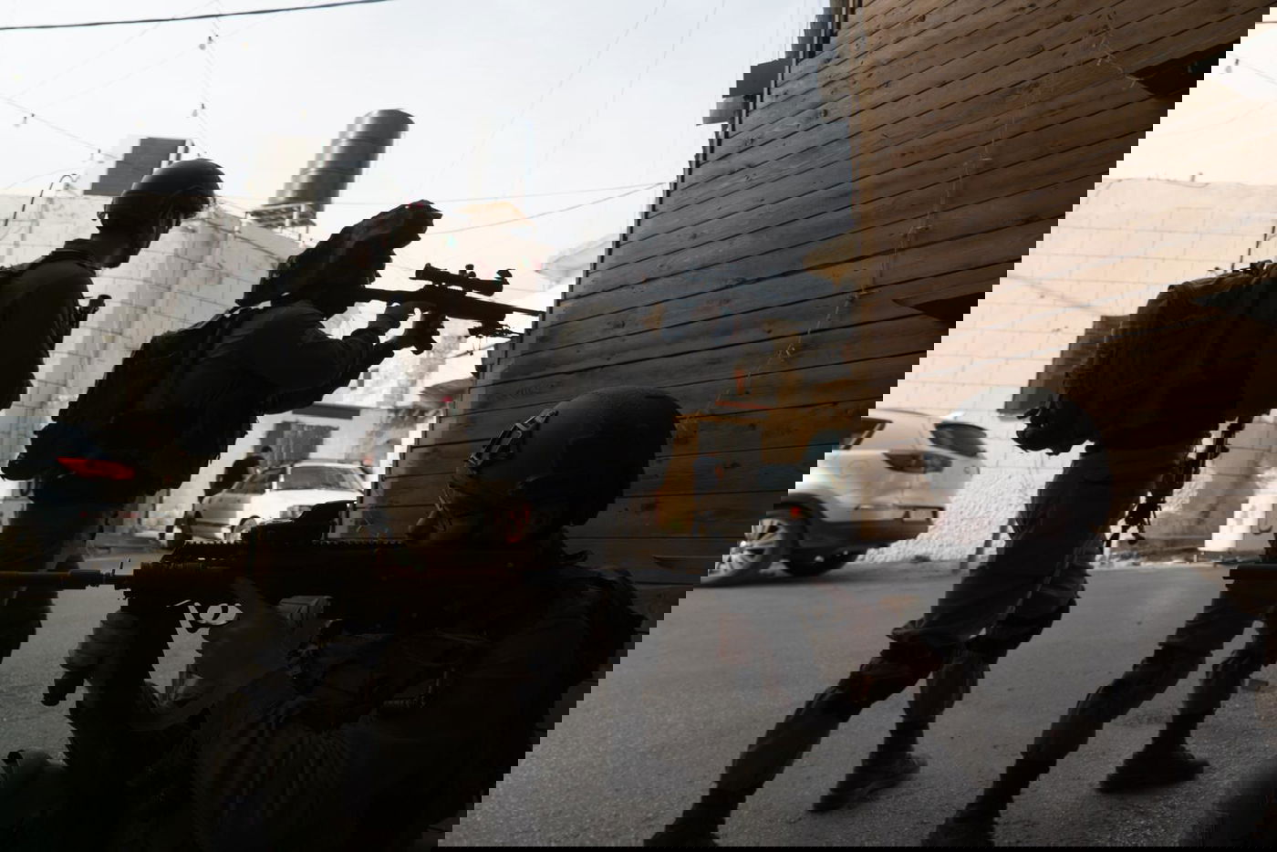 צפו: הלוחמים אחרי המחבלים שרצחו חייל