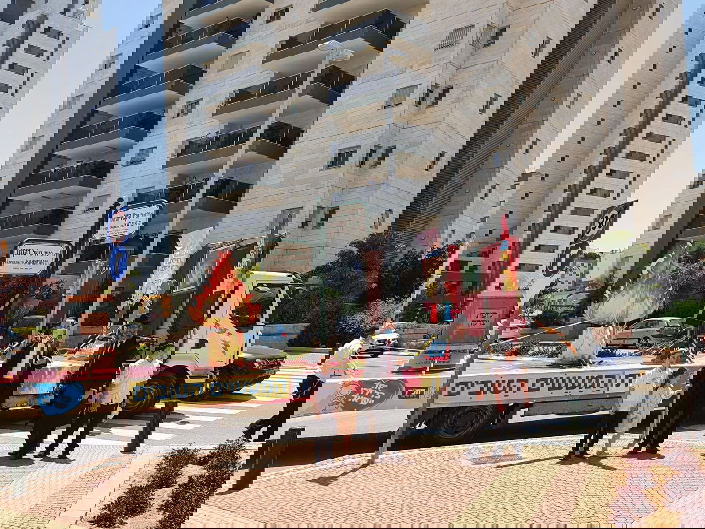 מאות אלפים נחשפו לתהלוכות המתגלגלות של חב"ד. צפו