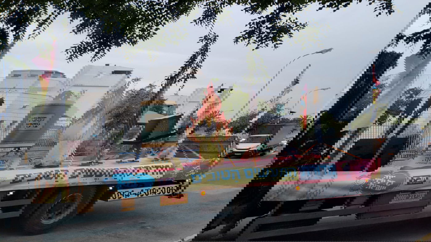 מאות אלפים נחשפו לתהלוכות המתגלגלות של חב"ד. צפו