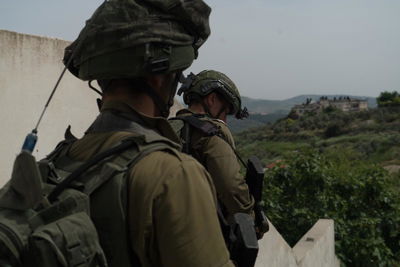 צפו: הלוחמים אחרי המחבלים שרצחו חייל