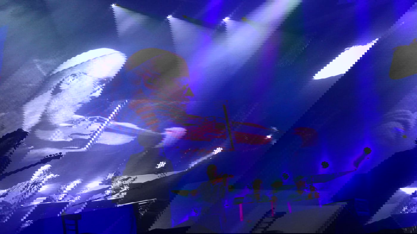 אורן צור במופע 'צמאה'