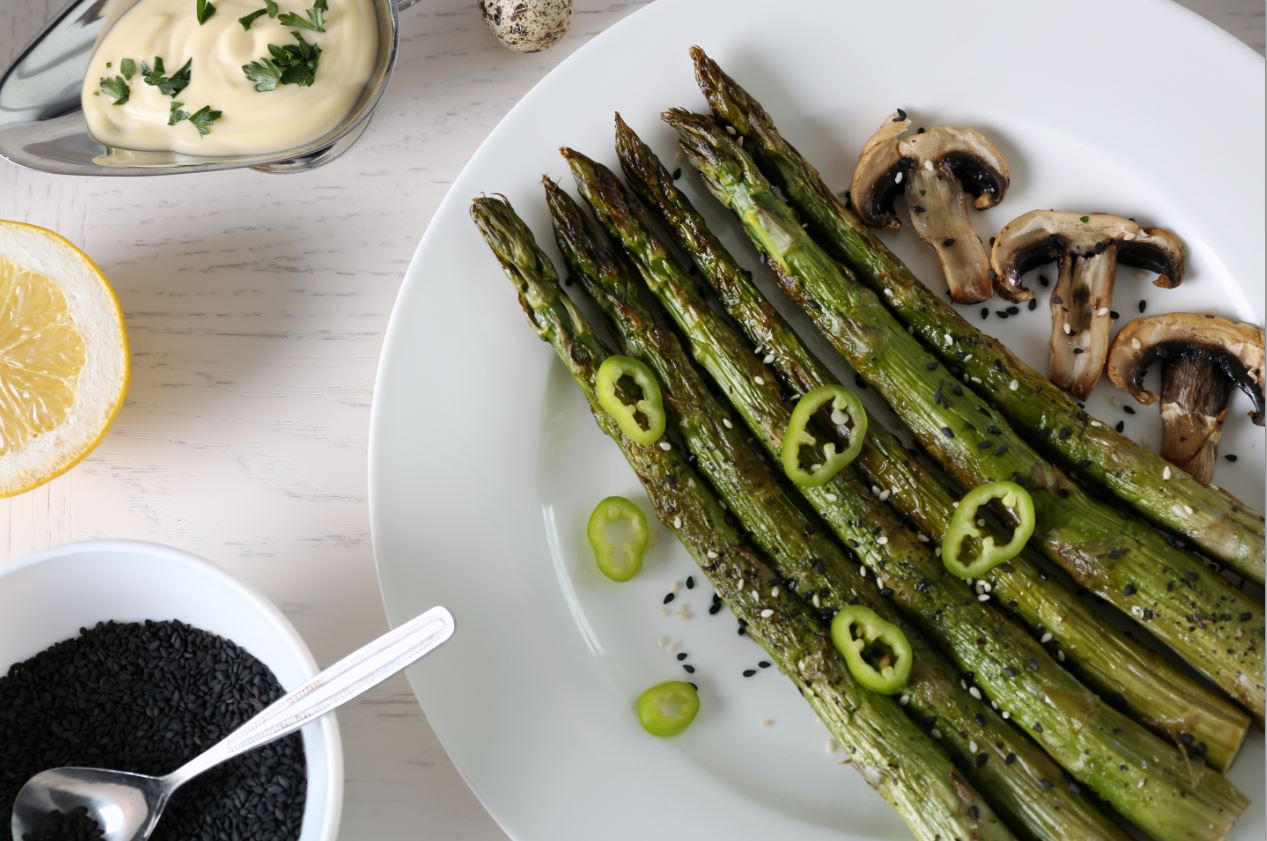אפשר לשמור על המשקל גם בשבת: אספרגוס קלוי עם שום ושומשום